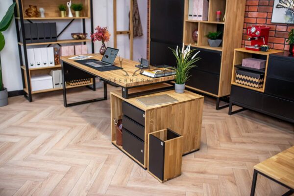 biurko drewniane z czarnymi elementami