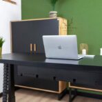 organizer na kable pod biurkiem