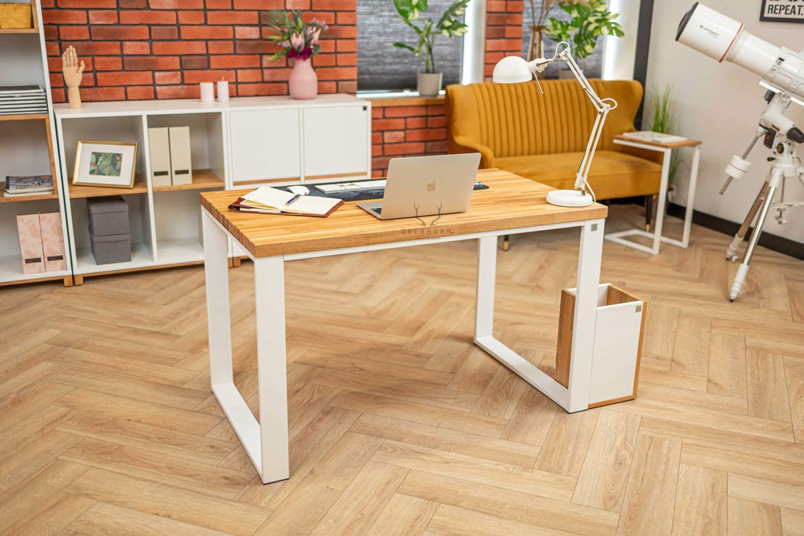 białe biurko z metalowymi nogami i drewnianym blatem