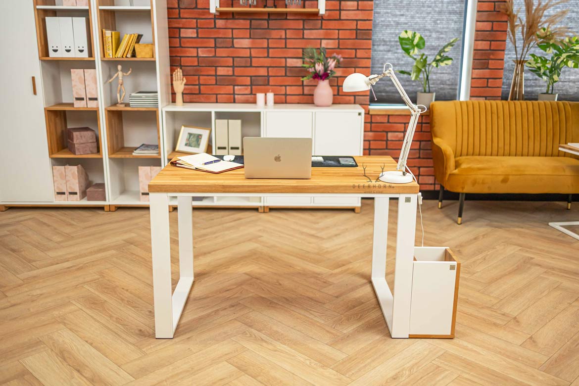 biurko z praktycznym drewnianym blatem