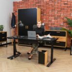 biurko czarne regulowane do pracy siedzącej