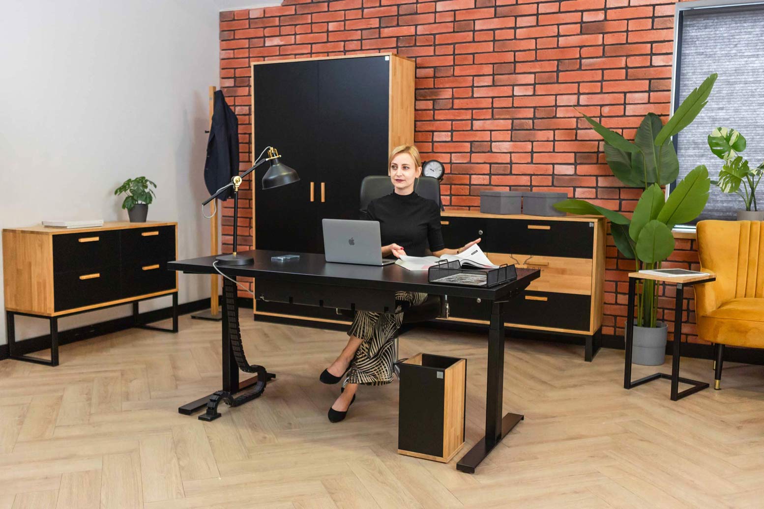 biurko czarne regulowane do pracy siedzącej