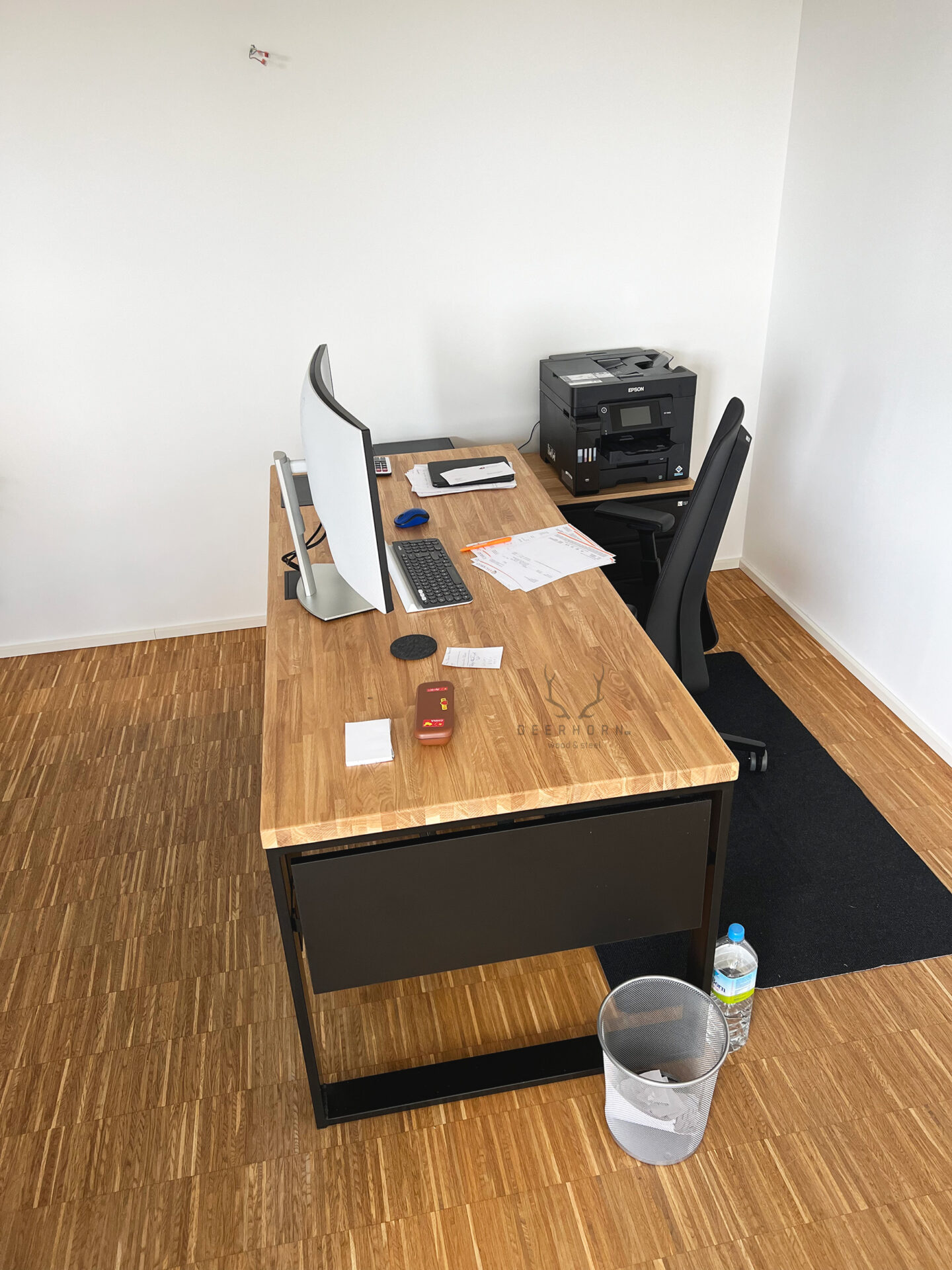 biurko drewniane z czarnymi nogami