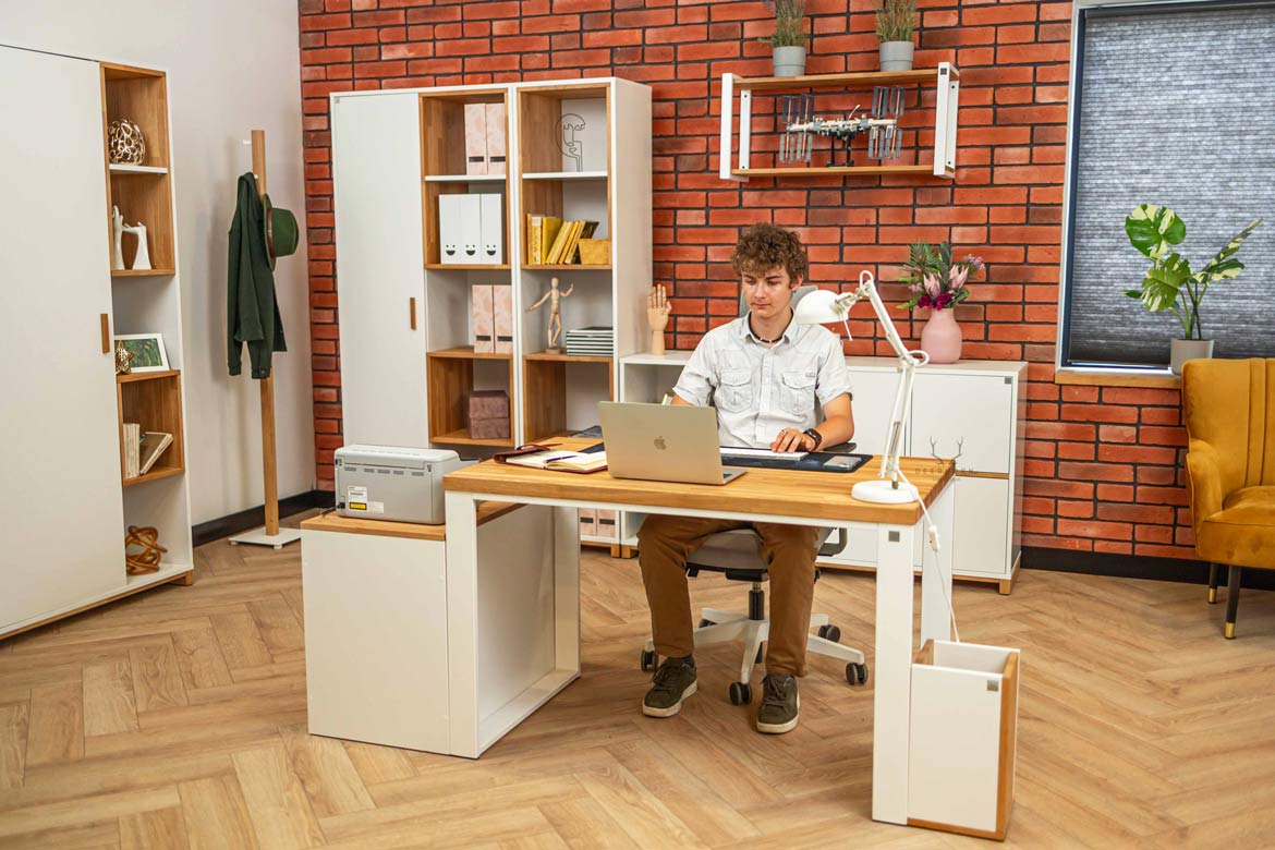 biurko z litego drewna do pokoju komputerowego