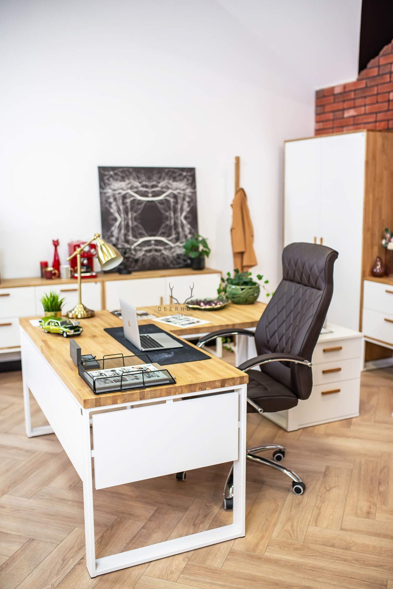 biurko rogowe z fotelem biurowym