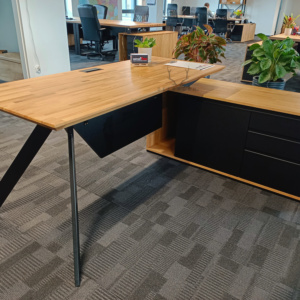 narożna biurko z osłoną pod biurko