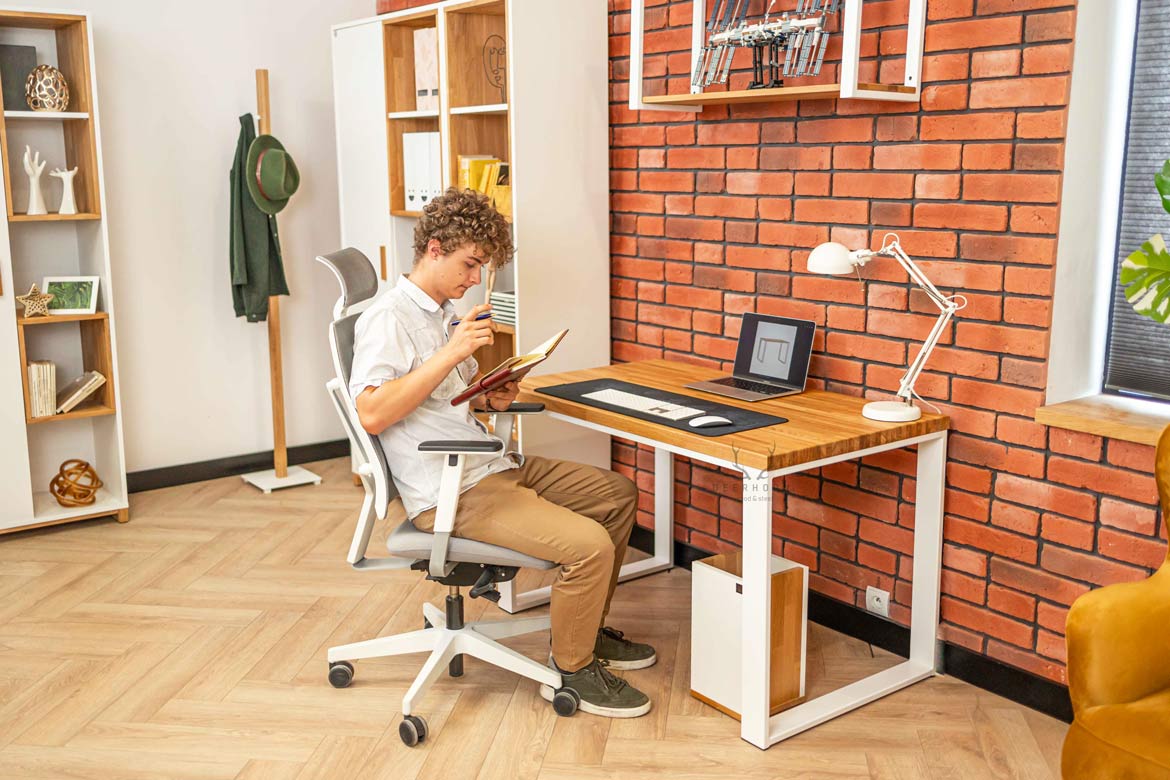 biurko minimalistyczne i półką wiszącą