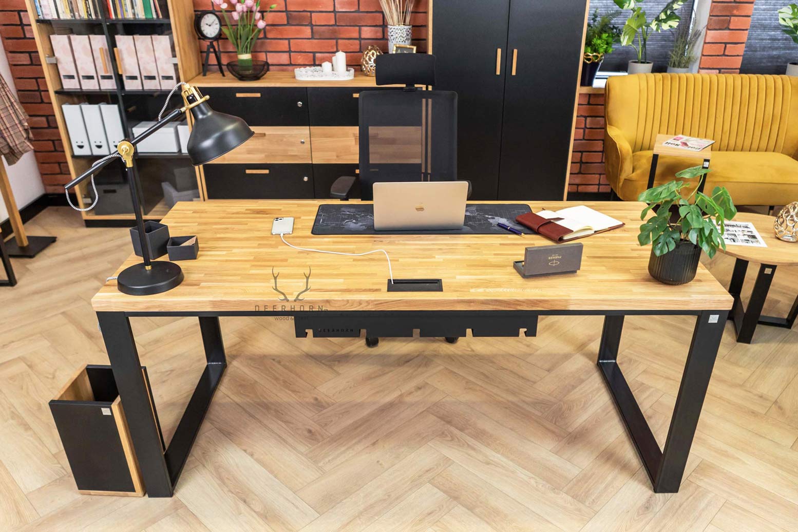 biurko z drewna i akcesoriami