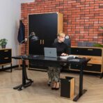 biurko regulowane do pracy siedzącej