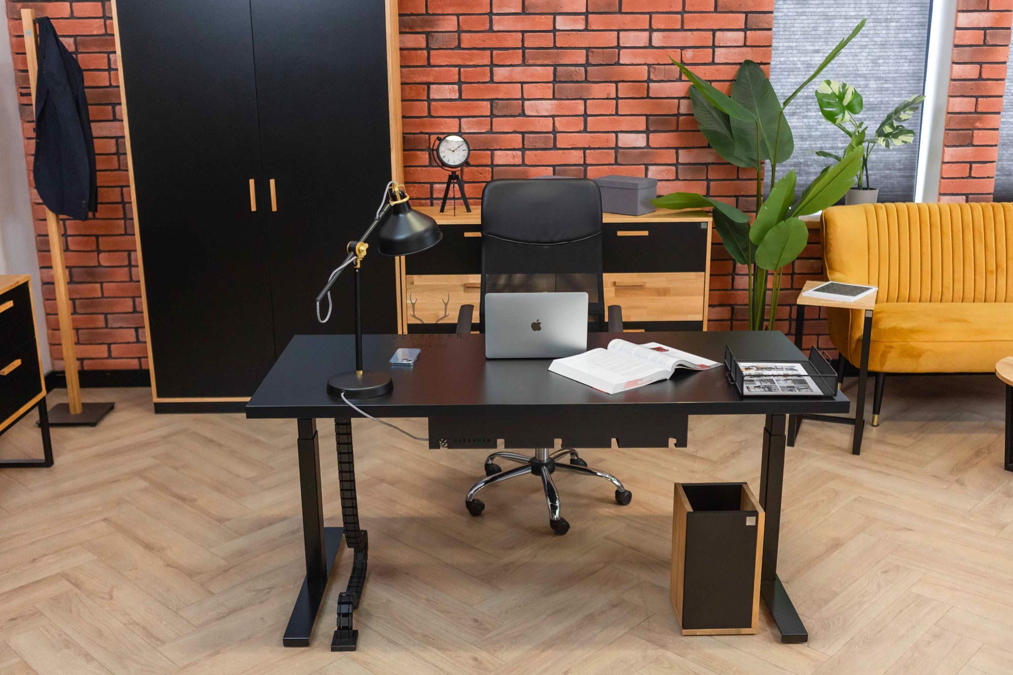 biurko w pomieszczeniu biurowym z czarnymi nogami