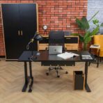 biurko regulowane stojące na środku pokoju