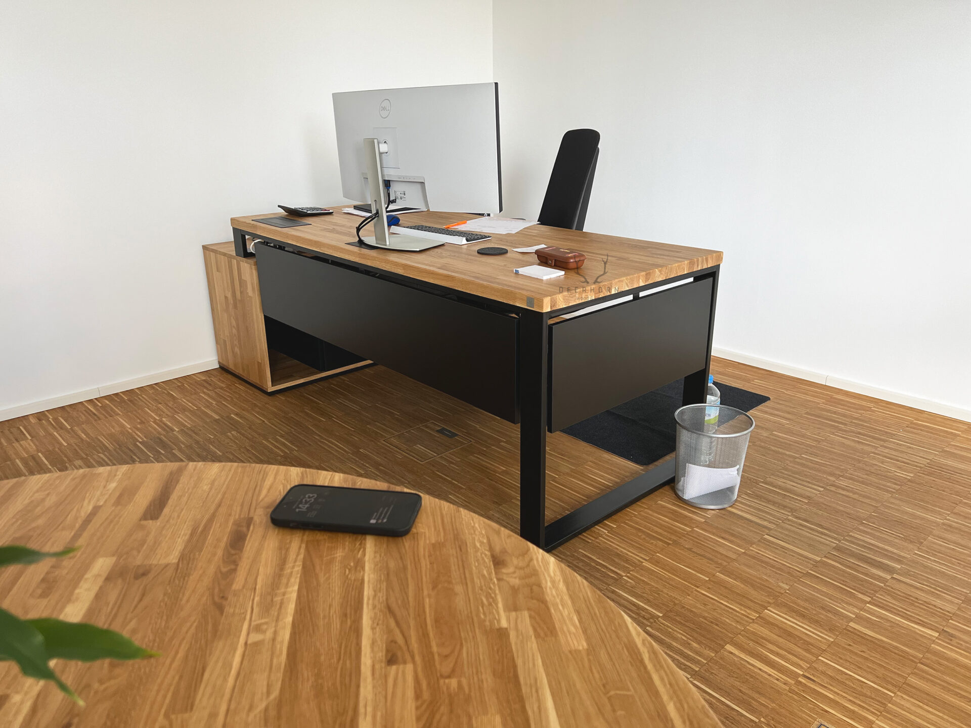 biurko czarne z monitorem na blacie biurka