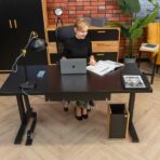 biurko z dużym blatem w czarnym kolorze