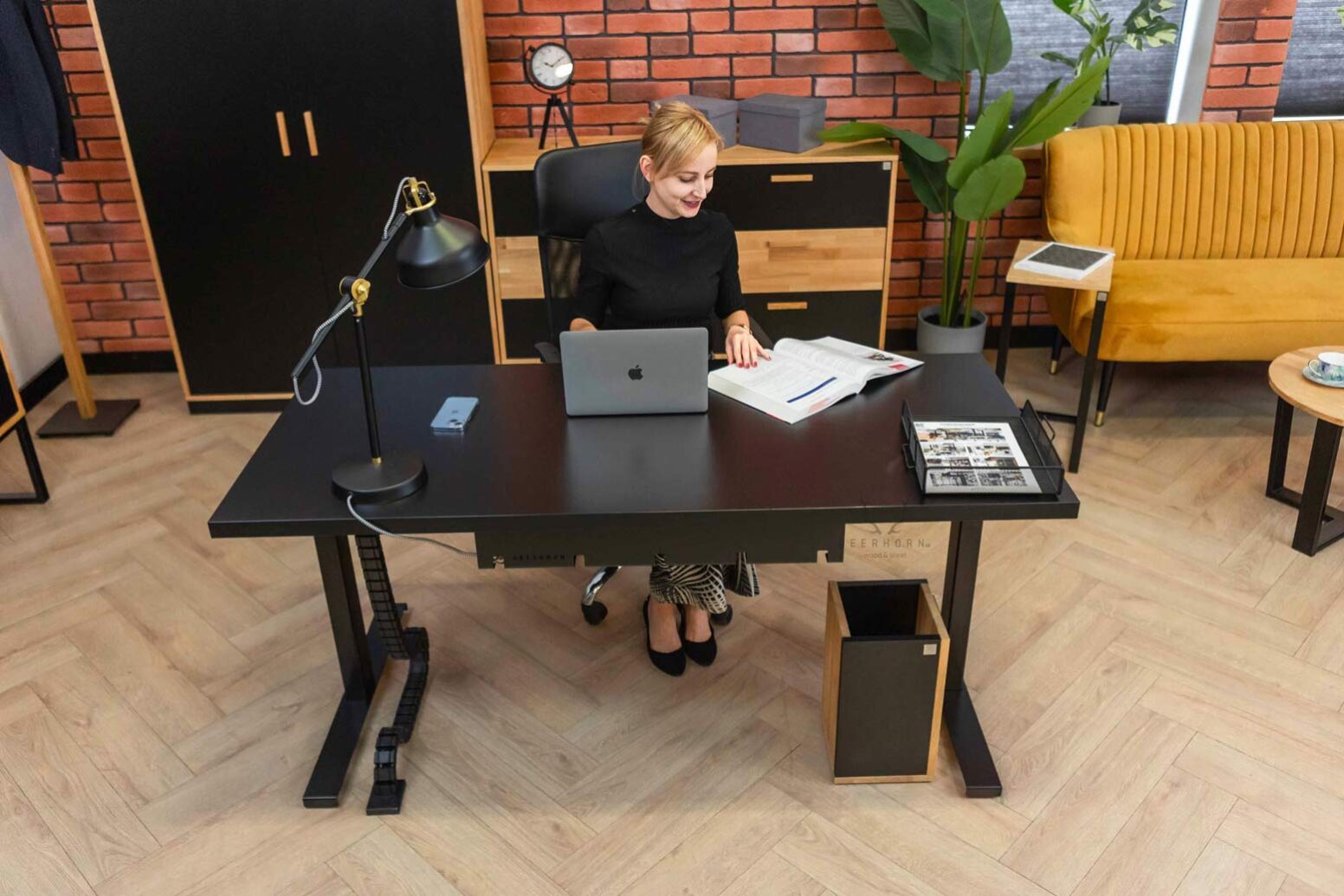 biurko z dużym blatem w czarnym kolorze