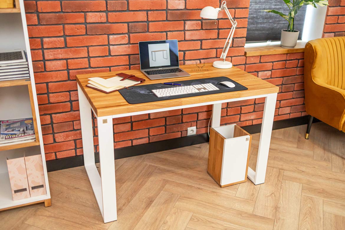 biurko z białymi, metalowymi nogami