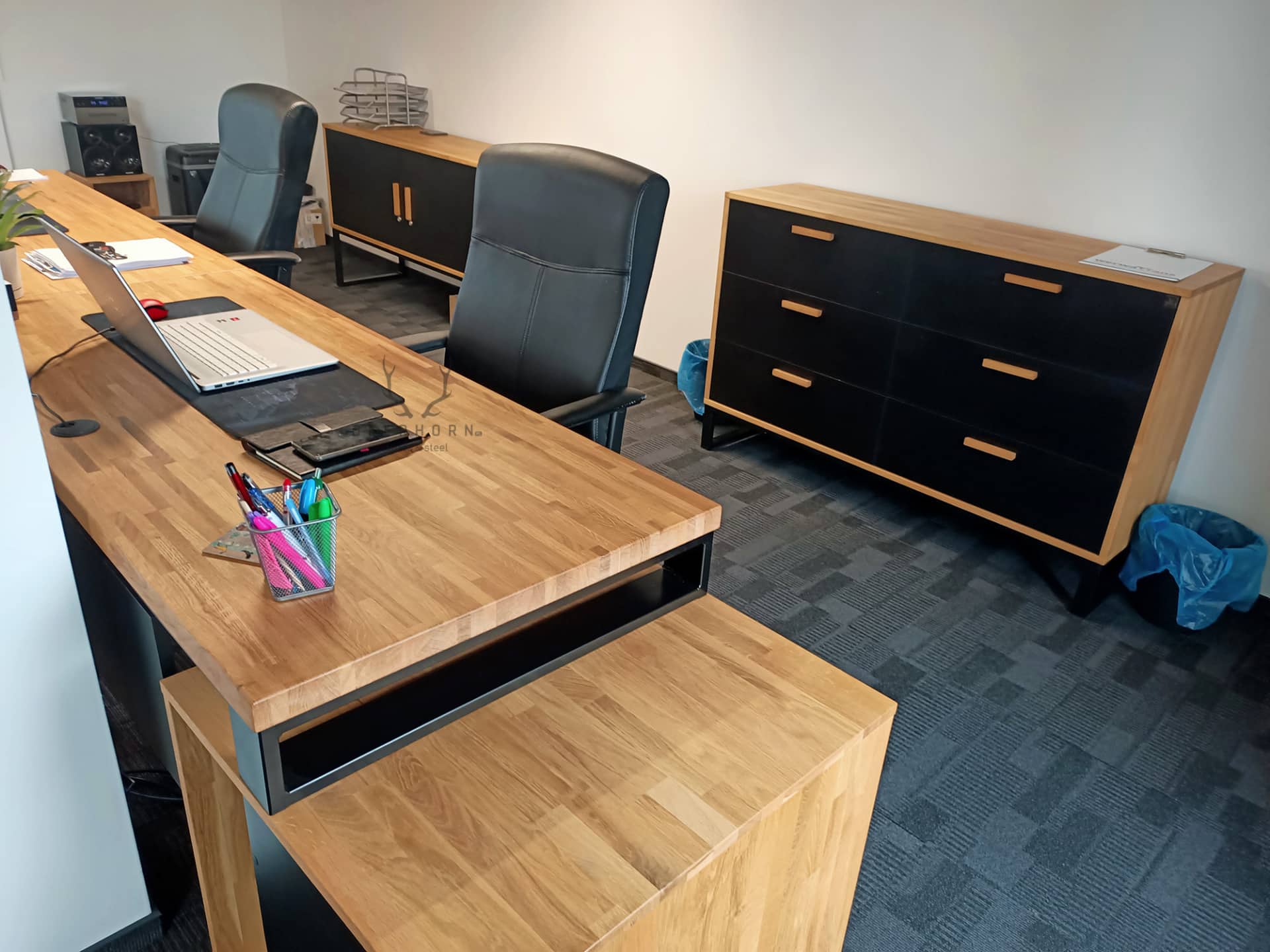 biurko z komodami w pomieszczeniu biurowym