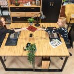 biurka czarne stojące obok siebie