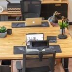 biurka z czarnymi nogami