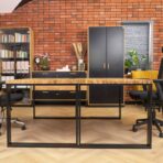 dwa biurka złączone razem