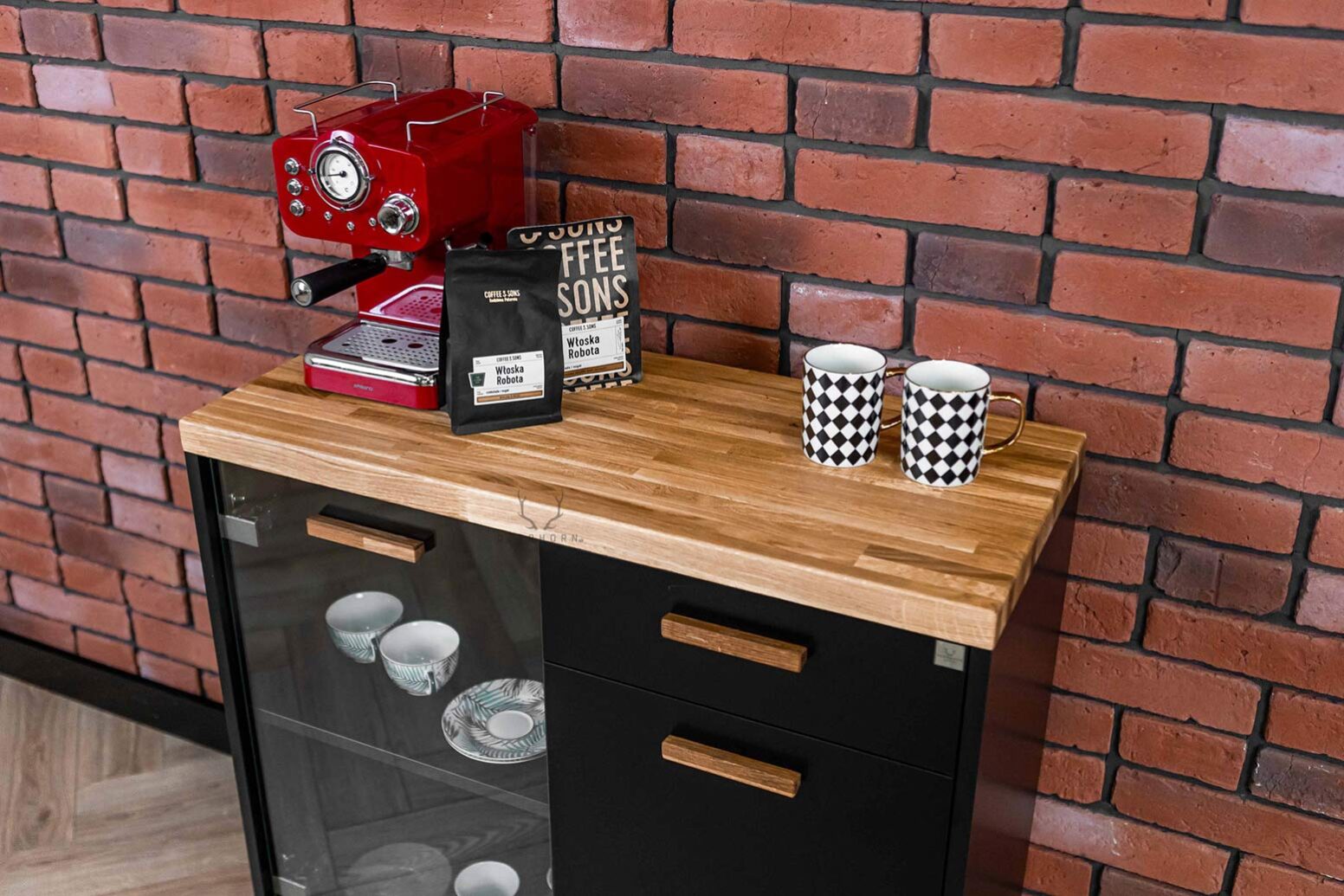 szafka-pod-ekspres-do-kawy-do-domu szafka czarna pod ekspres z filiżankami i kawą