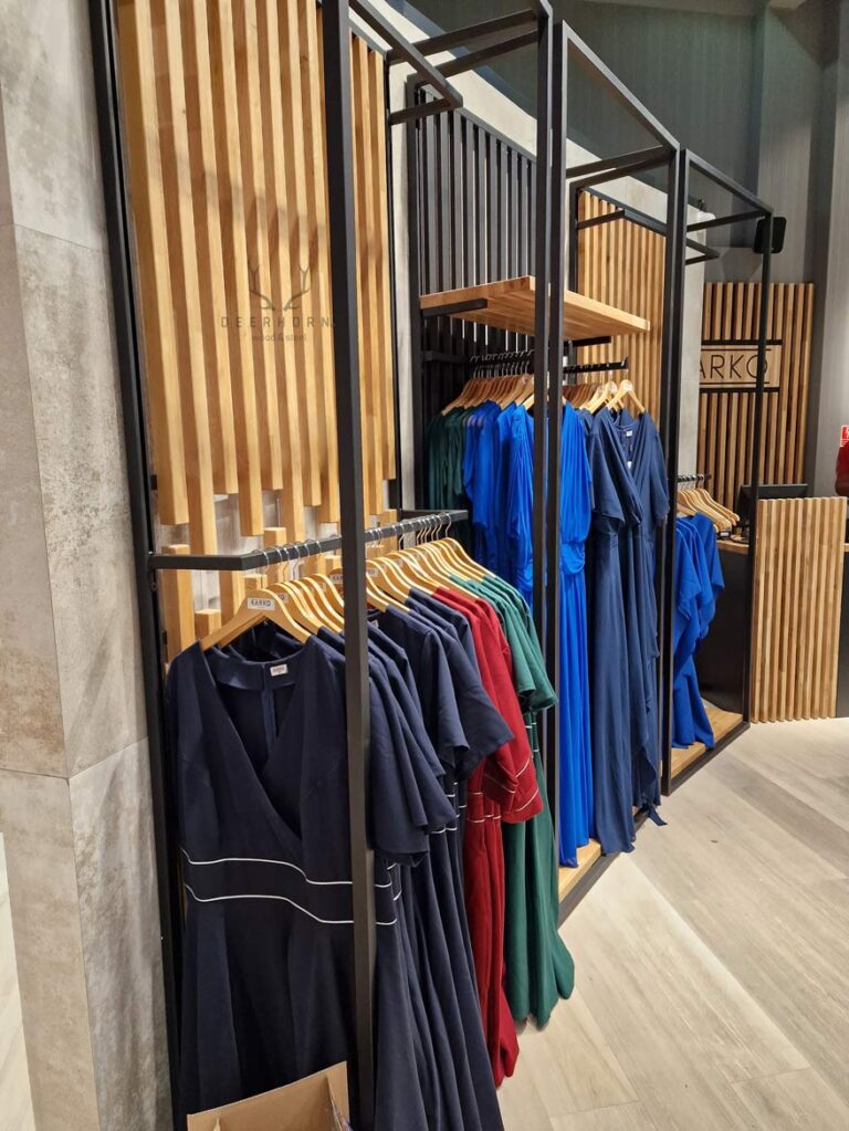 wysokie regały na ubrania i sukienki