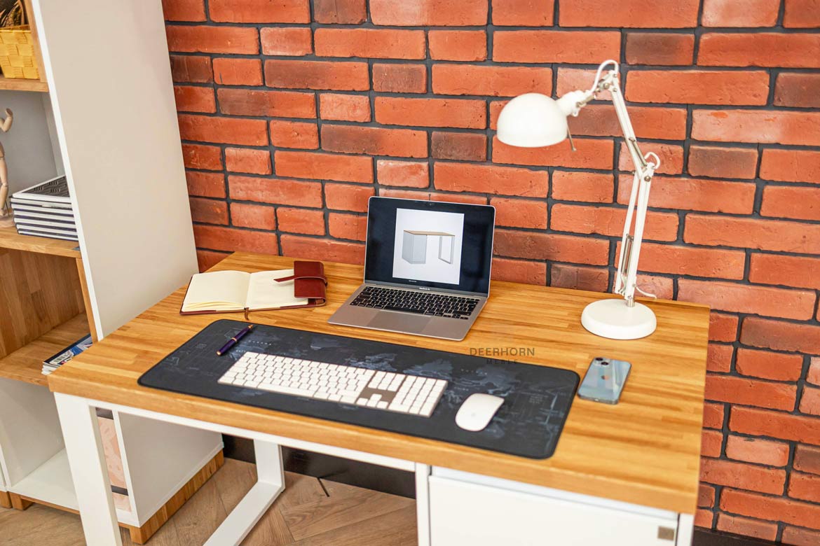 biurko w stylu skandynawskim i blatem z drewna
