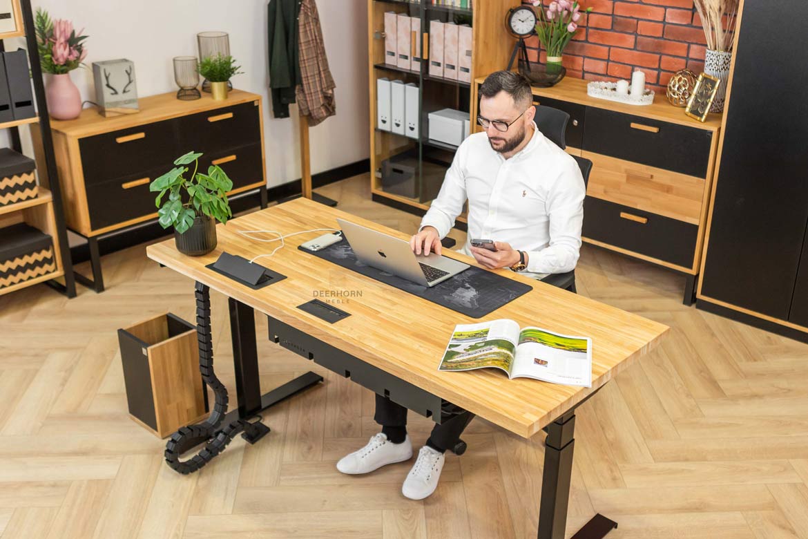 verstellbarer Schreibtisch für sitzende Arbeit