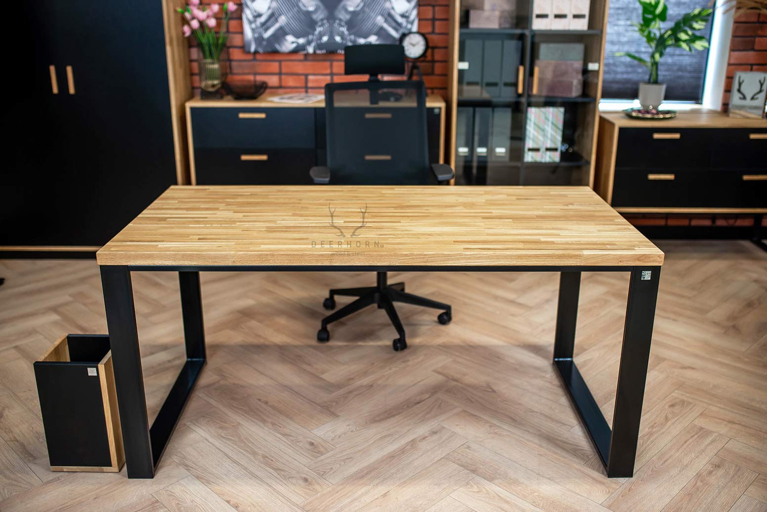 biurko z drewnianym blatem i metalowymi nogami