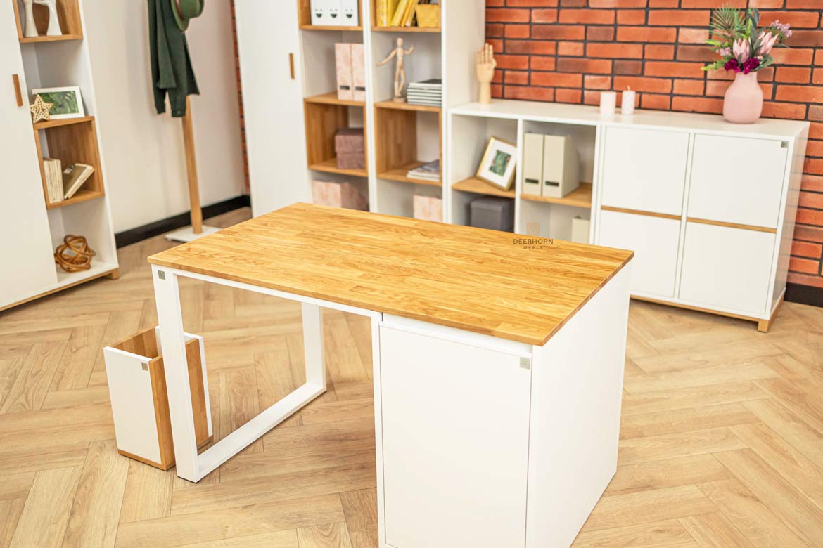 weißer Schreibtisch mit Holz