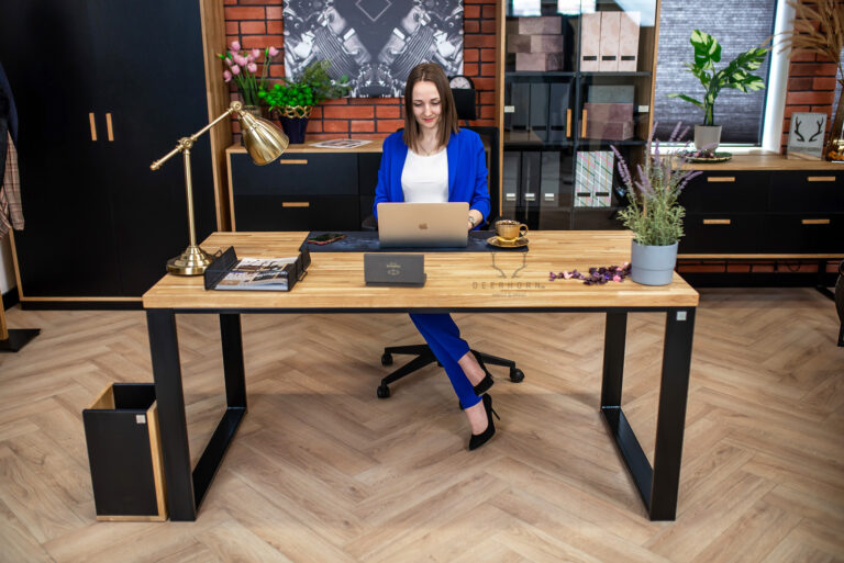 kancelářský stůl s černým rámem a dřevěnou deskou