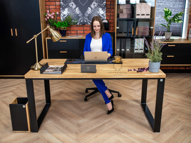biurko do biura czarne z drewnem