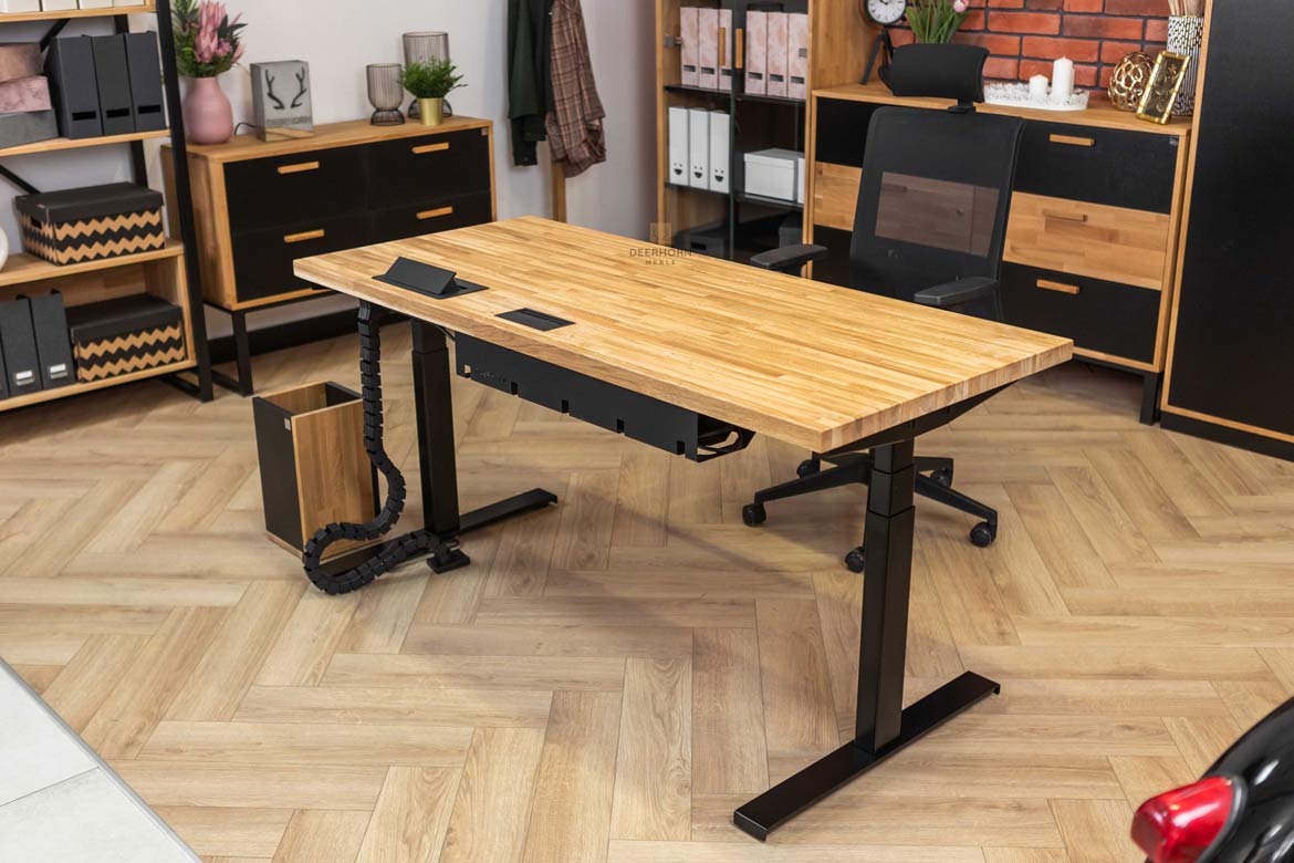 biurko z drewnianym blatem i akcesoriami