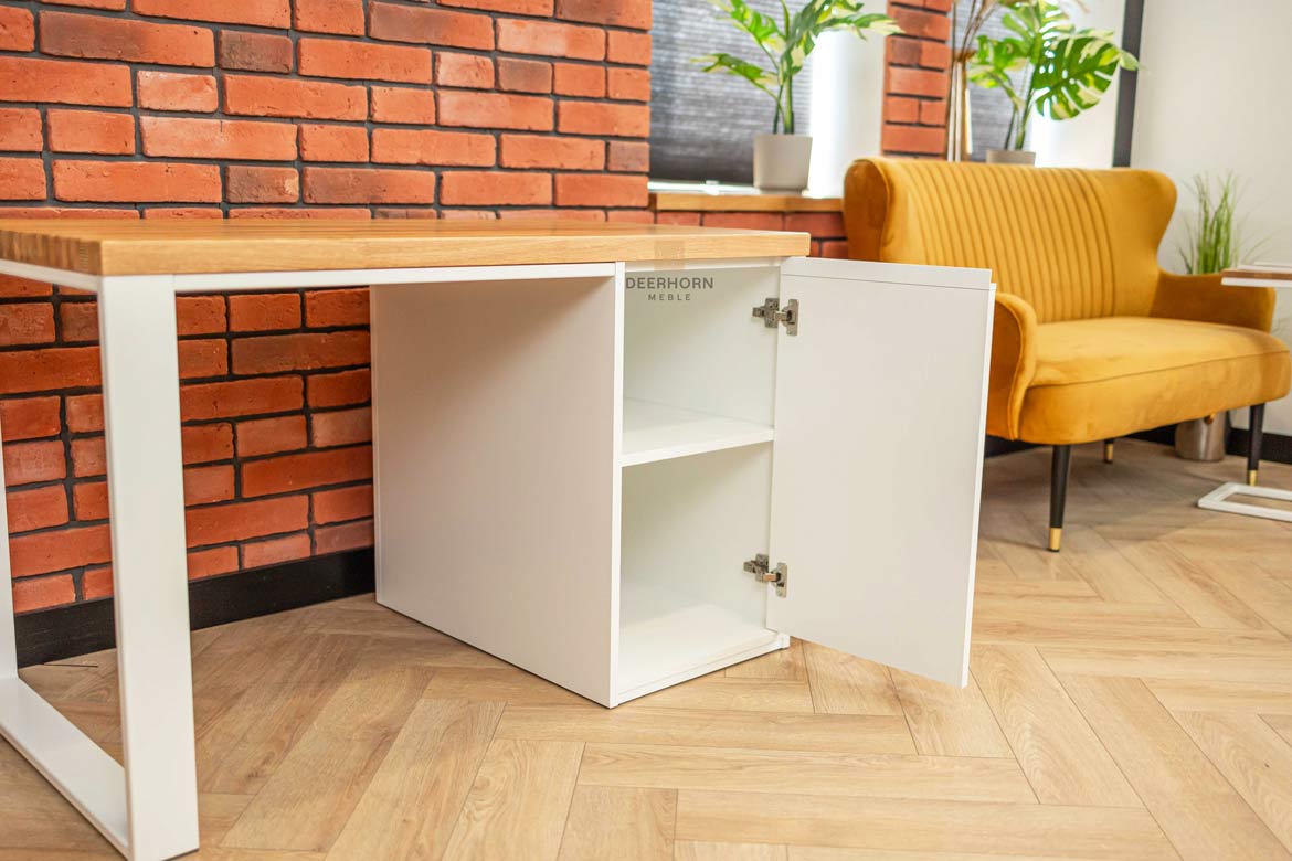 weißer Schreibtisch mit Holzelementen