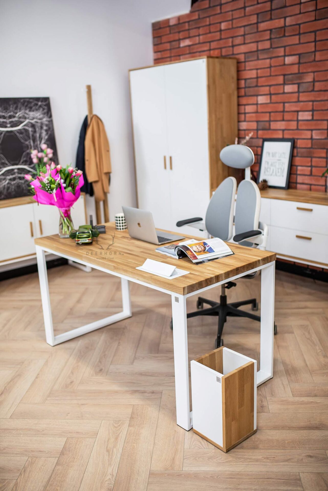 Schreibtisch mit weißen Beinen und Holzplatte
