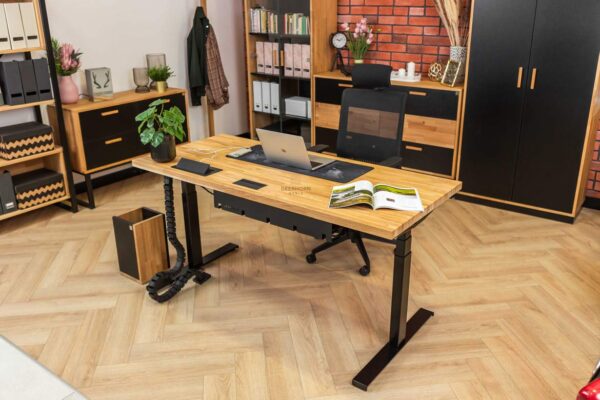 drewniane biurko z mechanizmem elektrycznie podnoszonym