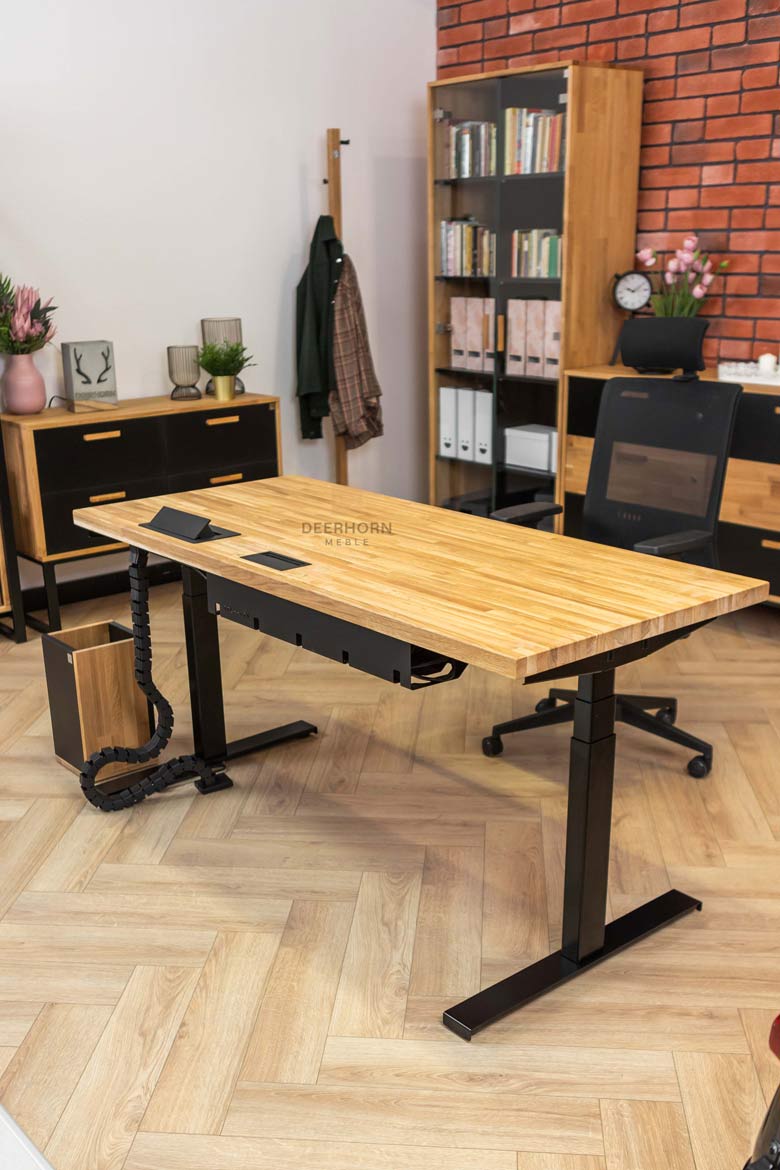 biurko z regulowaną wysokością czarne z drewnem