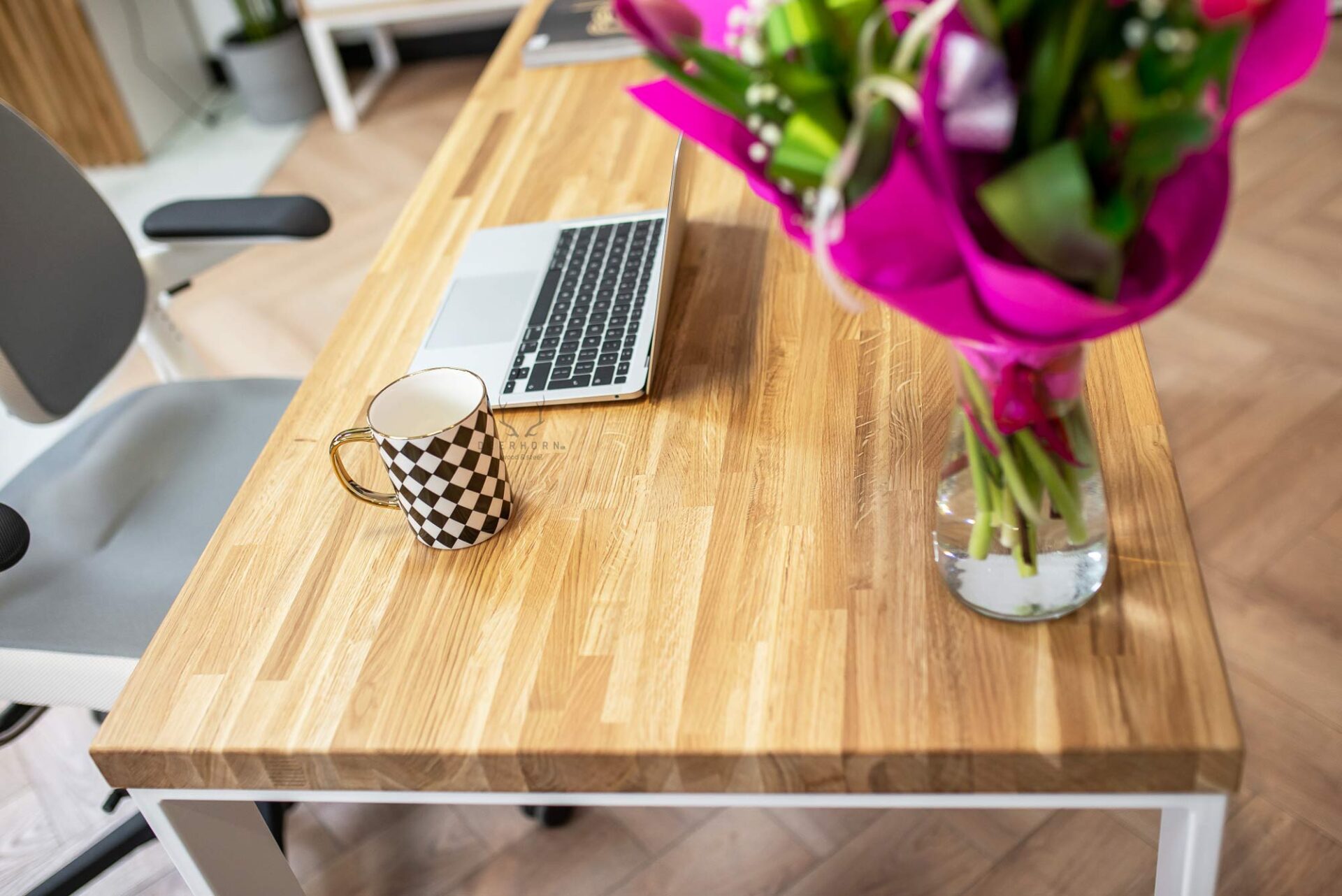 Schreibtisch mit dicker Holzplatte