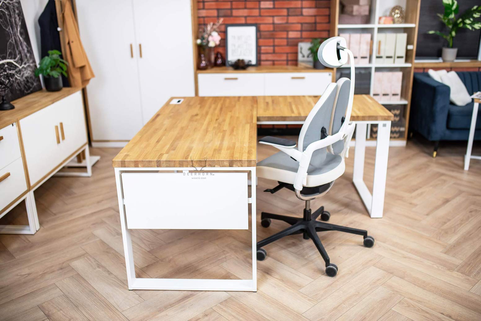 biurko białe z metalowymi nogami
