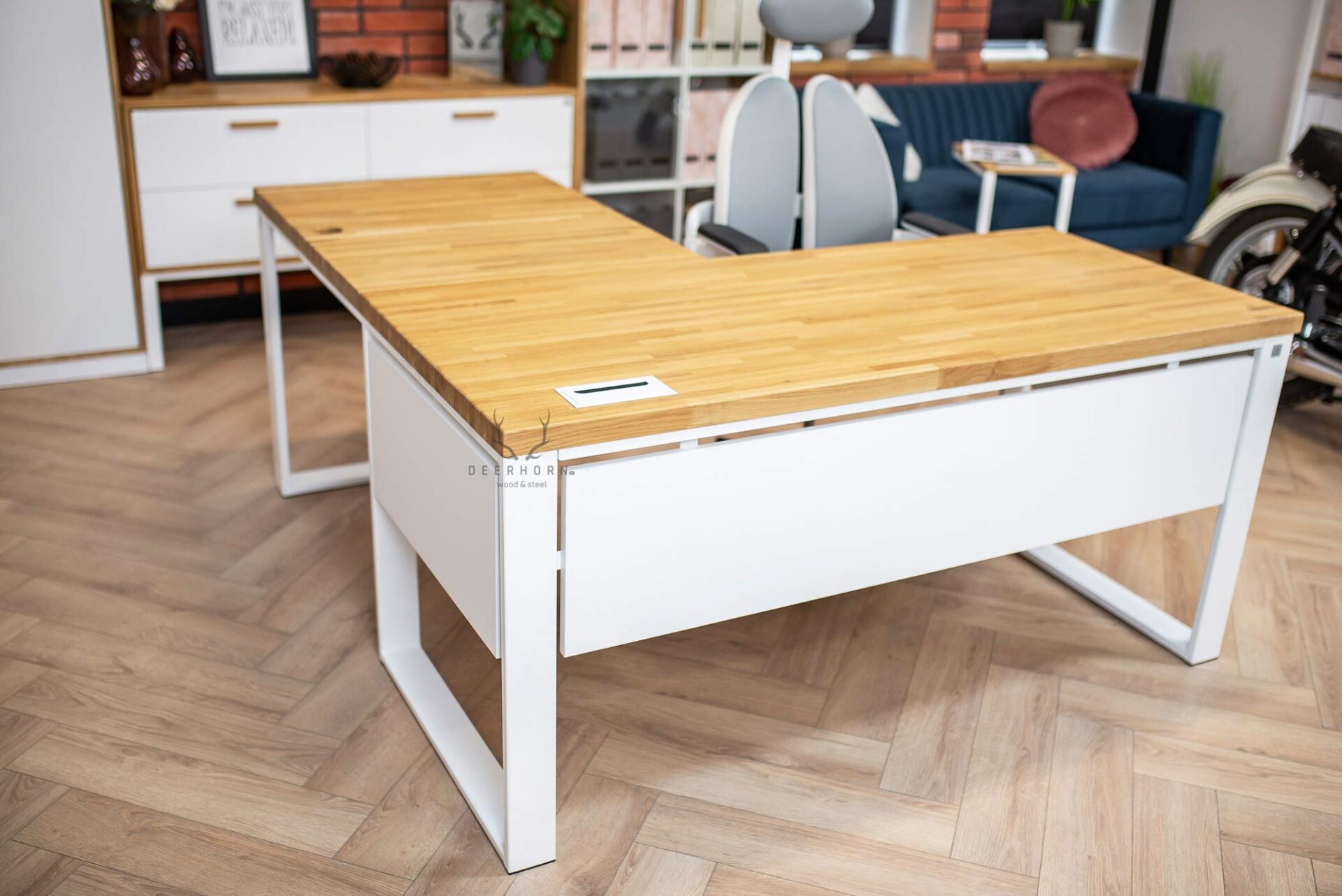 białe biurko z drewnianym blatem, z drewna
