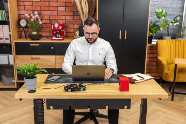 biurko z praktycznym blatem na laptop