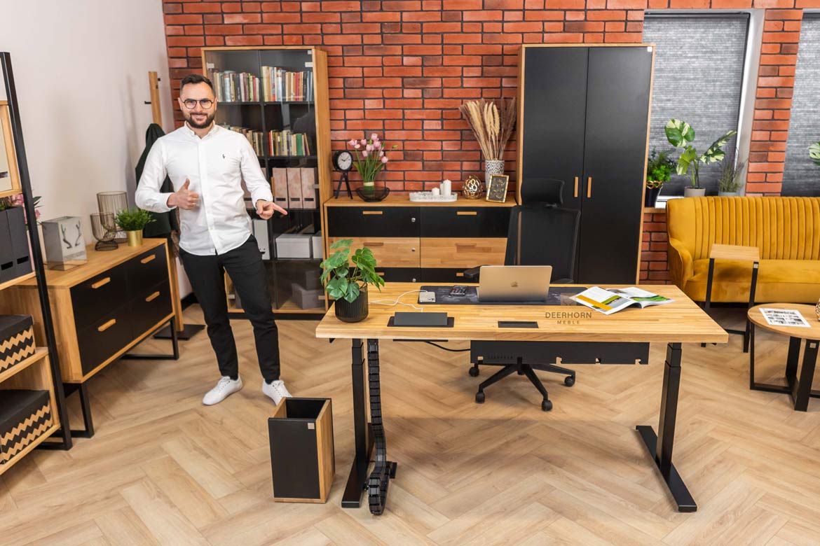 biurko do pracy siedzącej i stojącej z drewnianym blatem
