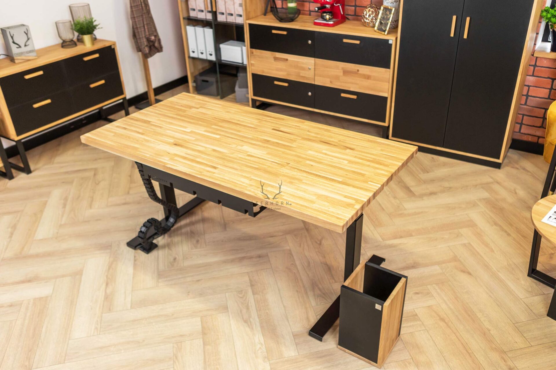 biurko z blatem z drewna dębowego