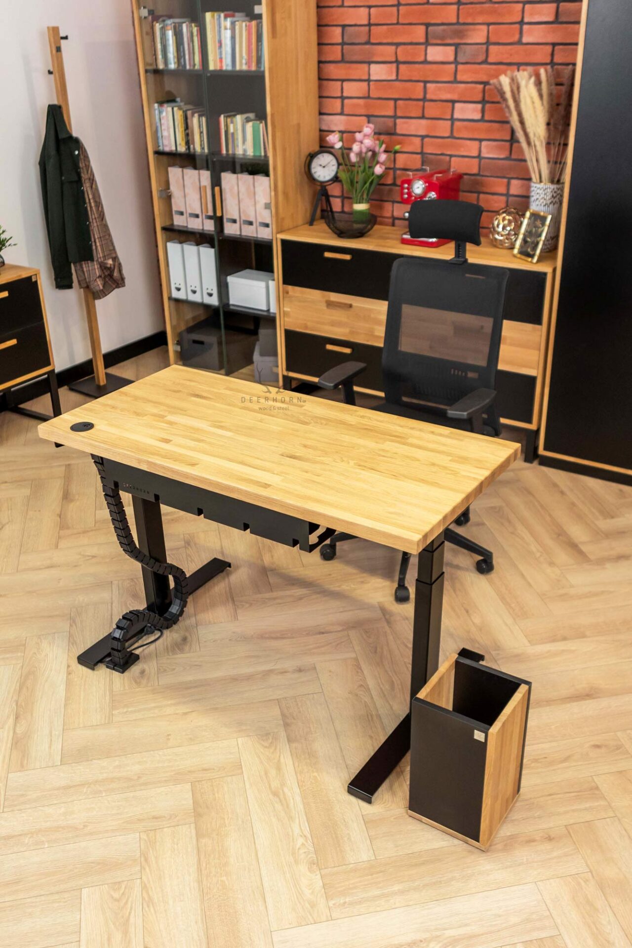 biurko z drewnianym, dębowym blatem