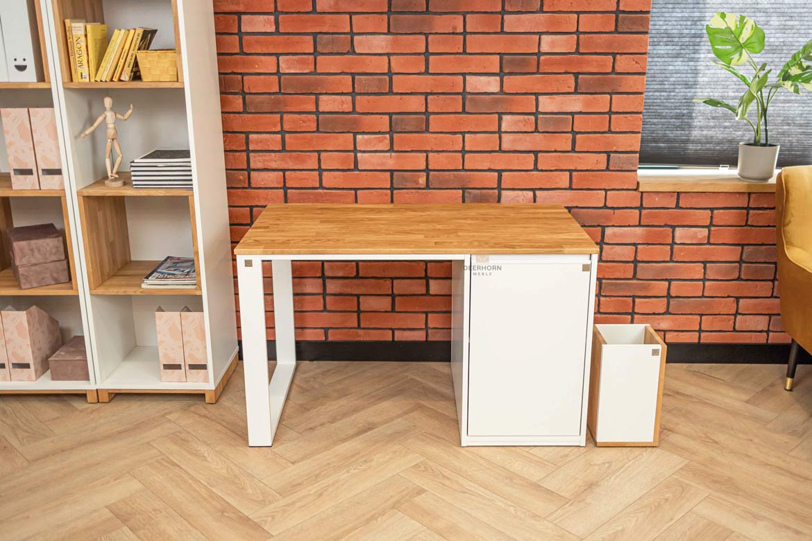 weißer skandinavischer Schreibtisch mit Holzplatte