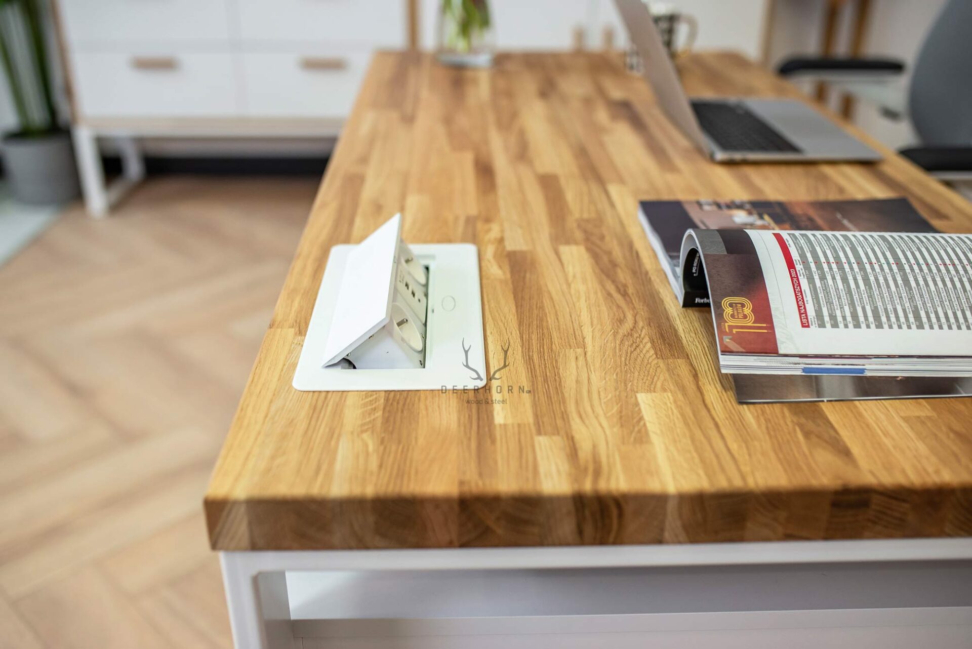 biurko z grubym blatem drewnianym