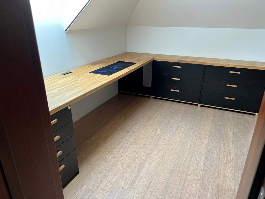 ergonomiczne biurko z szufladami
