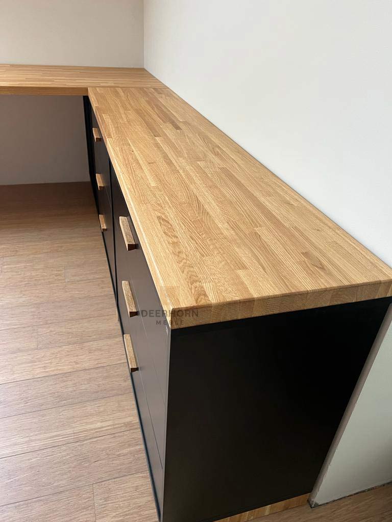 biurko czarne i drewniany blat biurka