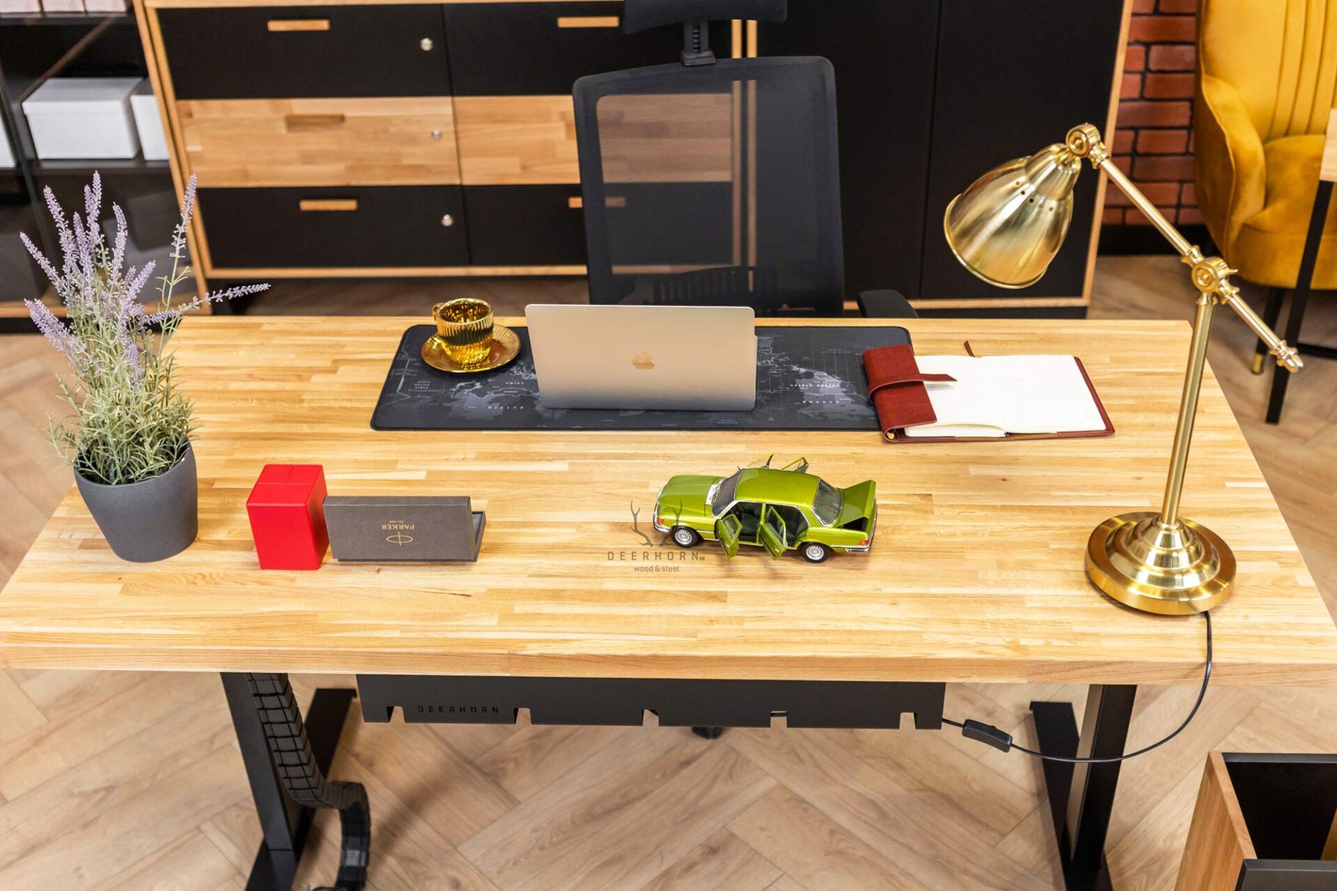 biurko z blatem drewnianym z akcesoriami