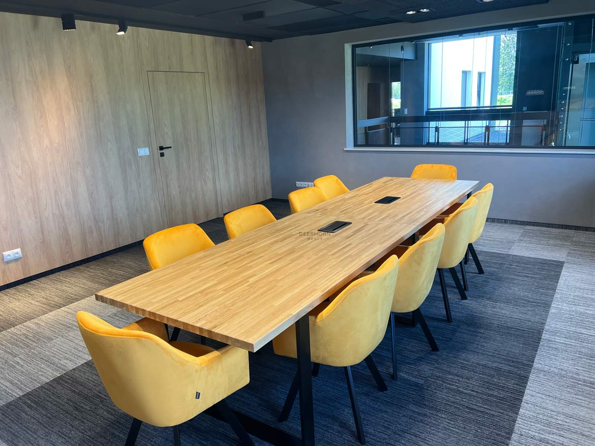 langer Konferenztisch mit Holzplatte