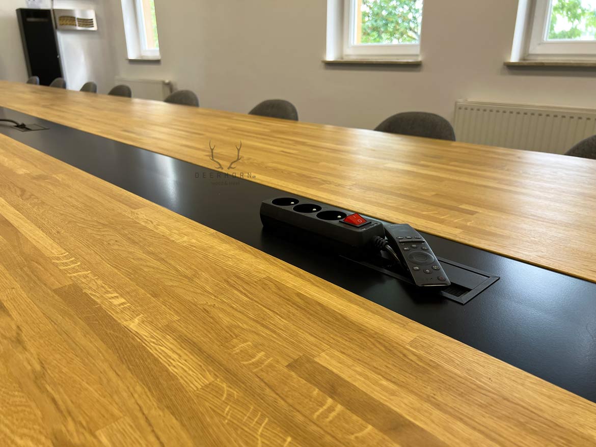 drewniany stół do konferencji